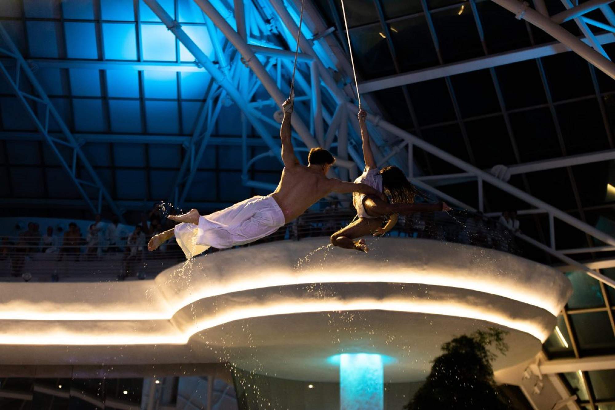 Caldea estrena ‘YCE’, un nou espectacle d'acrobàcies, pole i un duo aeri d'estrips