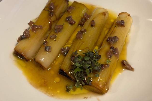 Porros a la brasa amb anxova i maionesa de garum   Bellafila   Rosa Molinero Trias