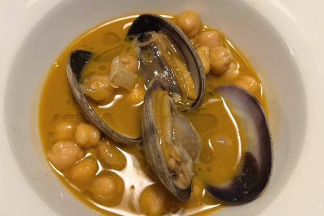Olla de garbanzos con almejas del restaurante Bellafila. / Foto: Rosa Molinero Trias