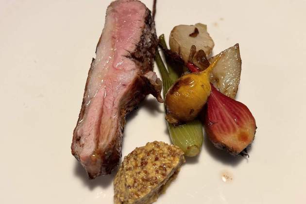 Cordero a la mostaza del restaurante Bellafila. / Foto: Rosa Molinero Trias