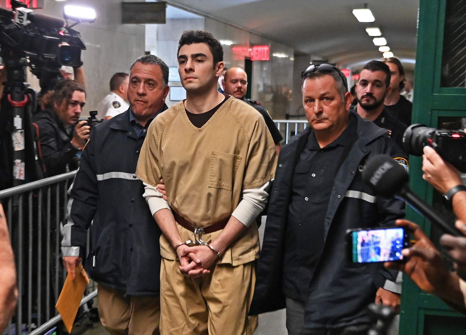 Luigi Mangione evita la pena de mort en la causa per l'assassinat del CEO de UnitedHealthcare