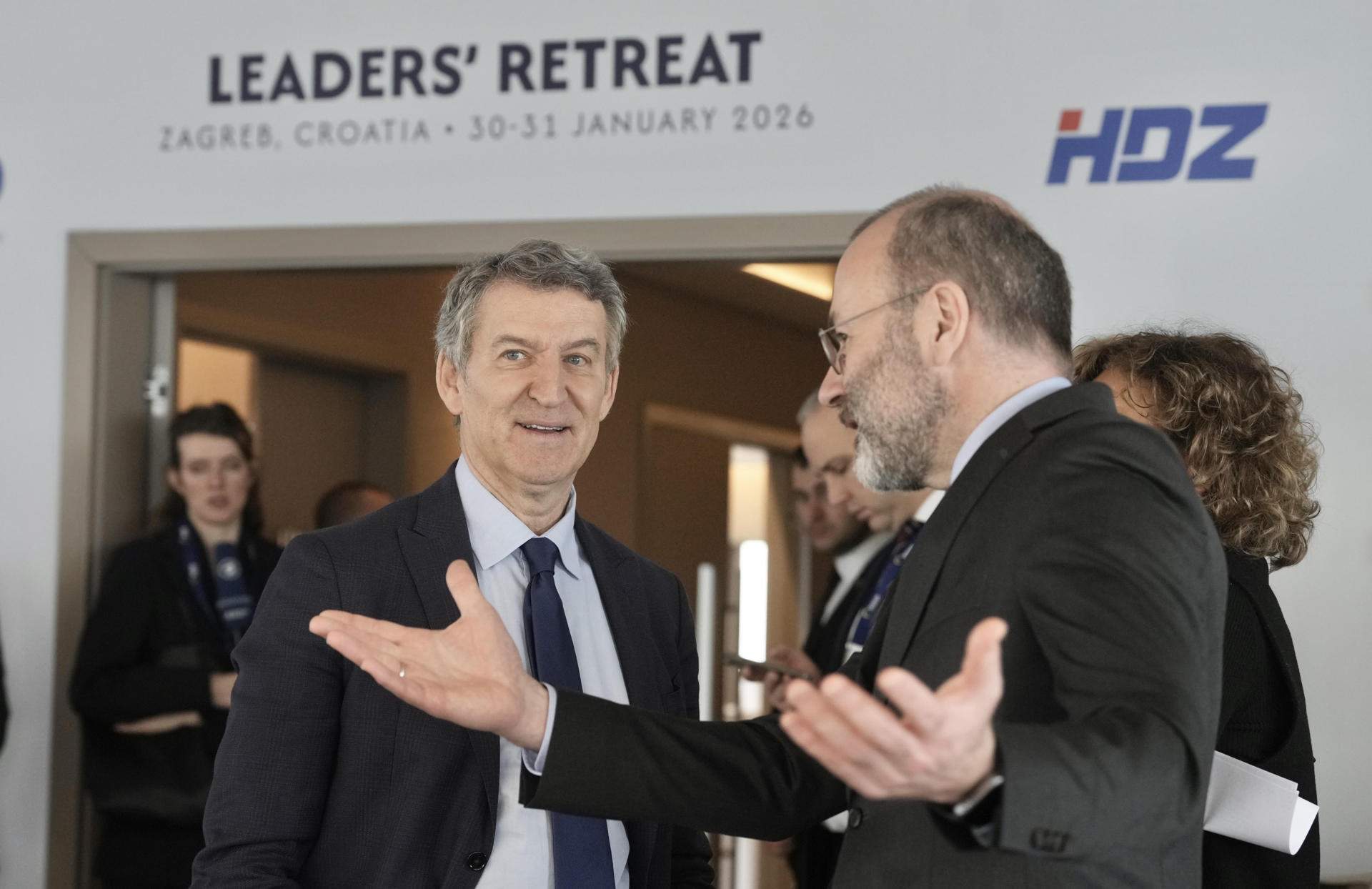 Feijóo carga contra la regularización de inmigrantes y pide a Europa que interrogue al Gobierno