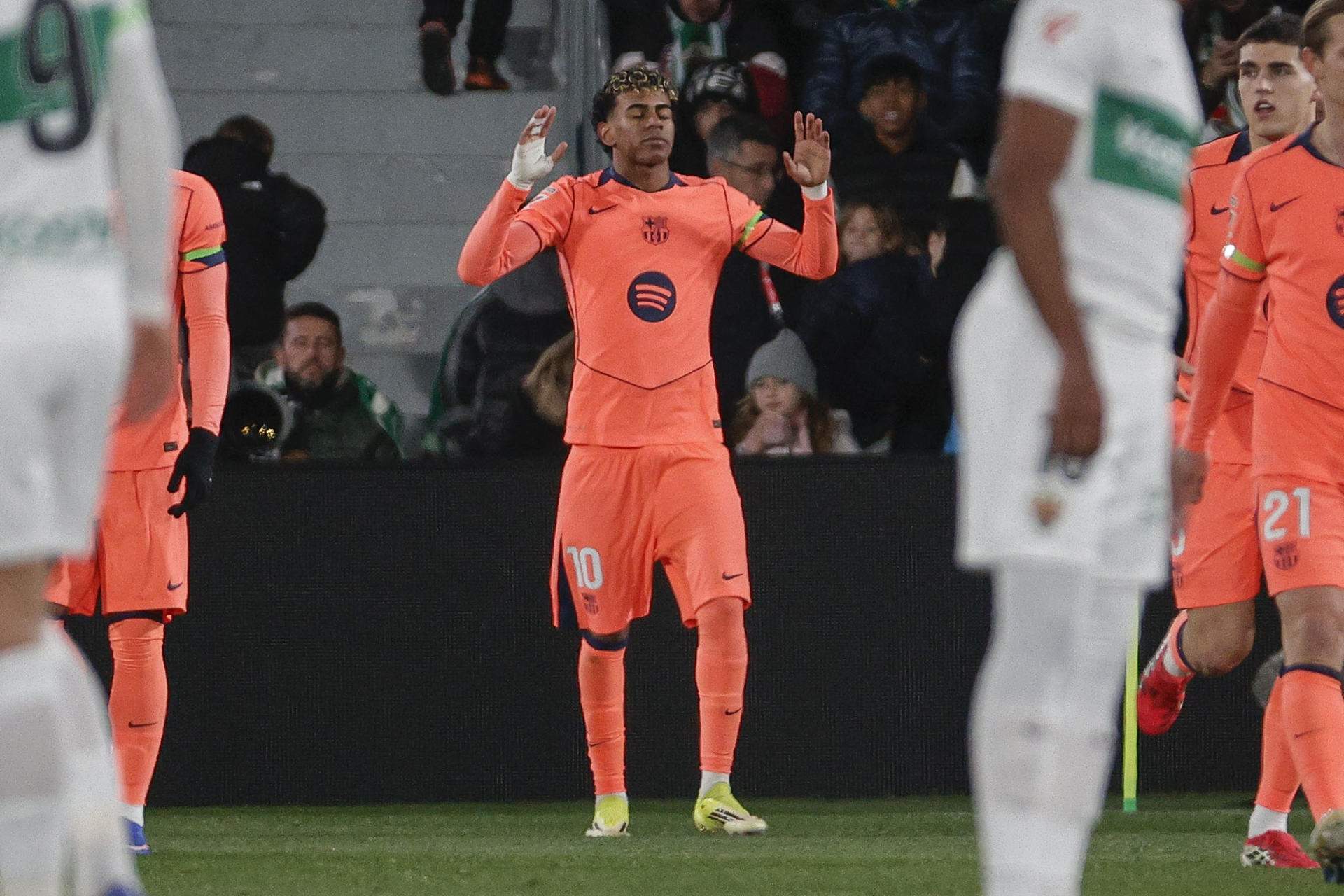 Lamine Yamal ha intercedido para que siga en el Barça después de momentos de gran dificultad con Hansi Flick