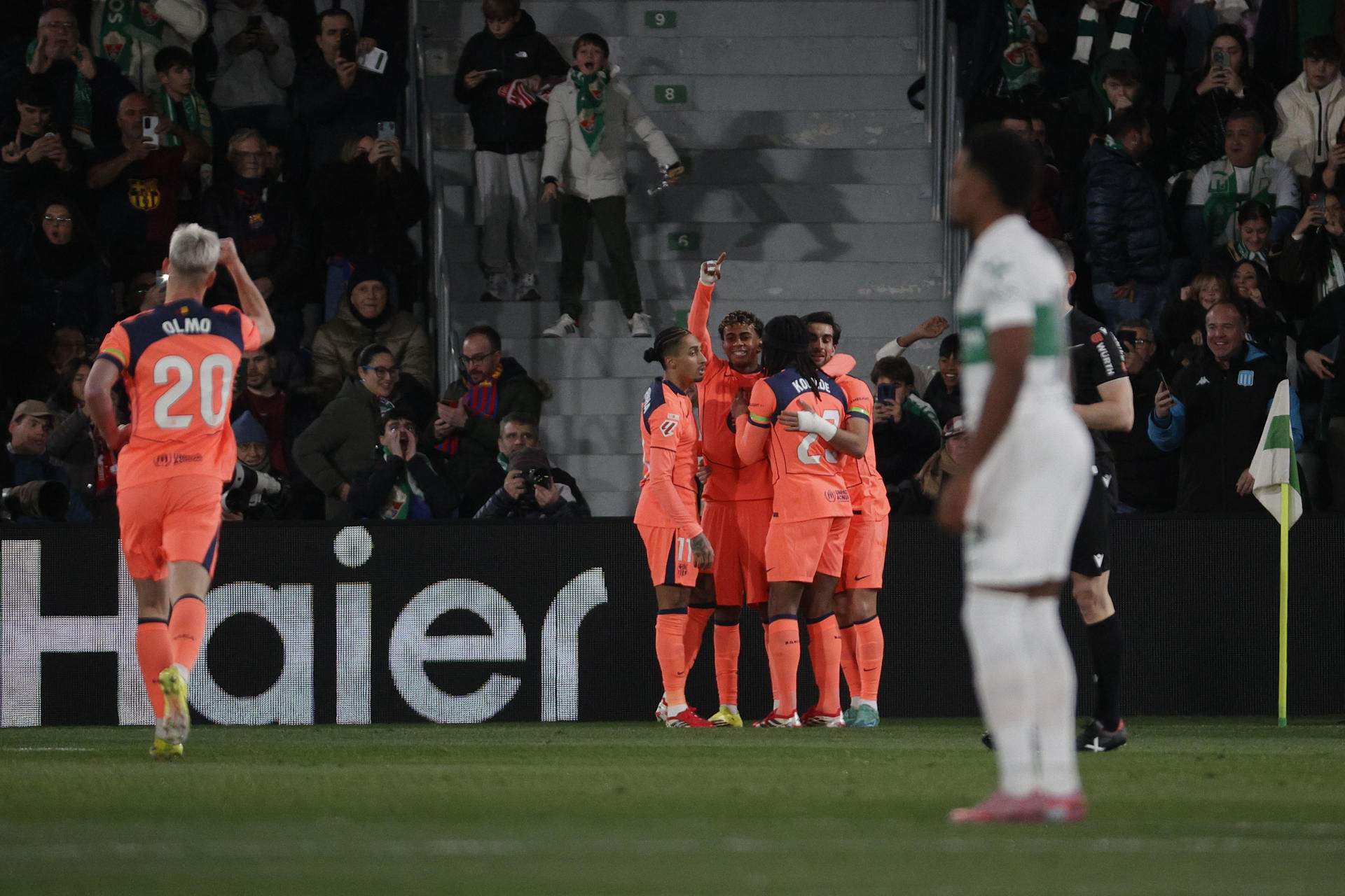 El Barça es diverteix contra l'Elx per continuar sent líder de la Lliga (1-3)