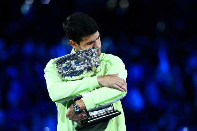 Carlos Alcaraz, con el trofeo del Open de Australia / Foto: EFE