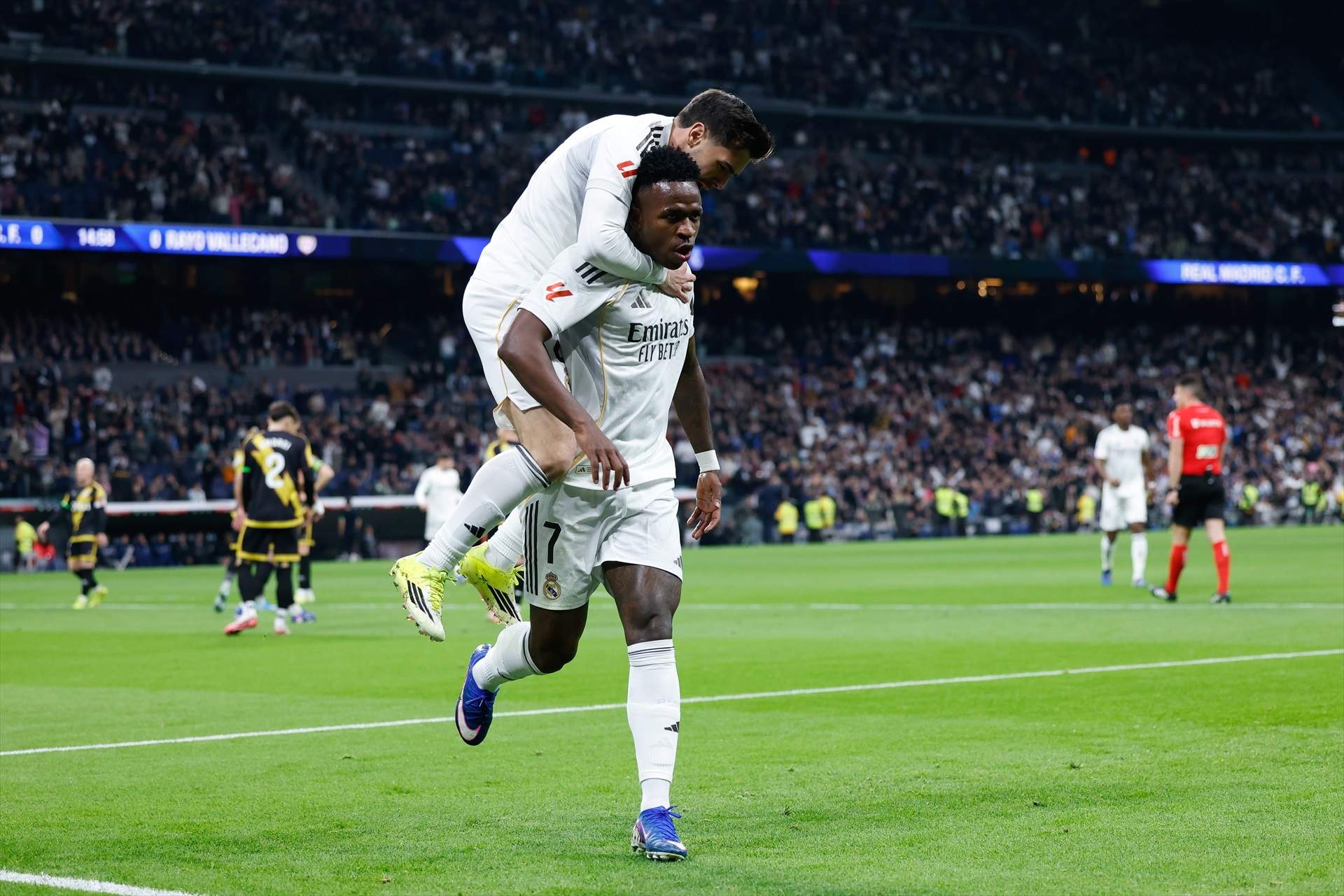 Un Reial Madrid desesperat salva els mobles contra el Rayo (2-1) sobre la botzina amb molta polèmica