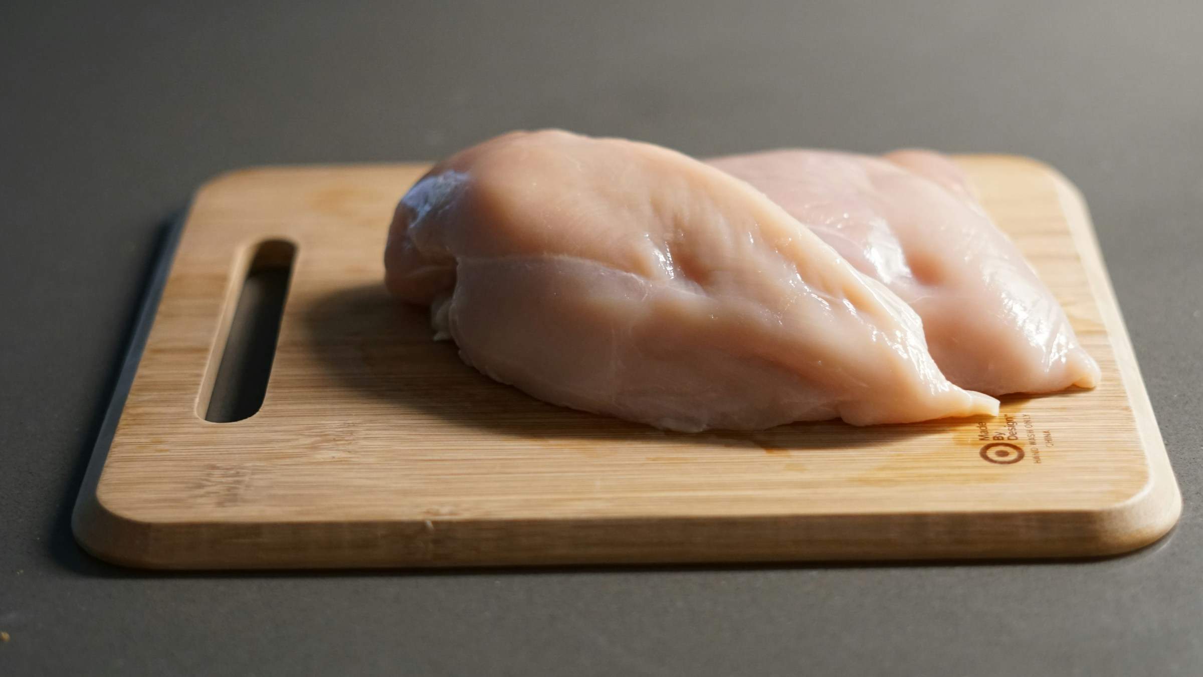 Un detalle al guardar el pollo en la nevera que hace que se tenga que poner siempre en el mismo lugar