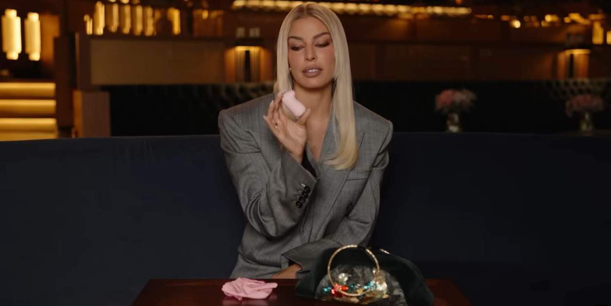 Jessica Goicoechea muestra lo que tiene en su bolso de mano / YouTube 