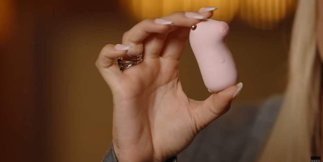 Los accesorios que Jessica Goicoechea lleva en el bolso   YouTube