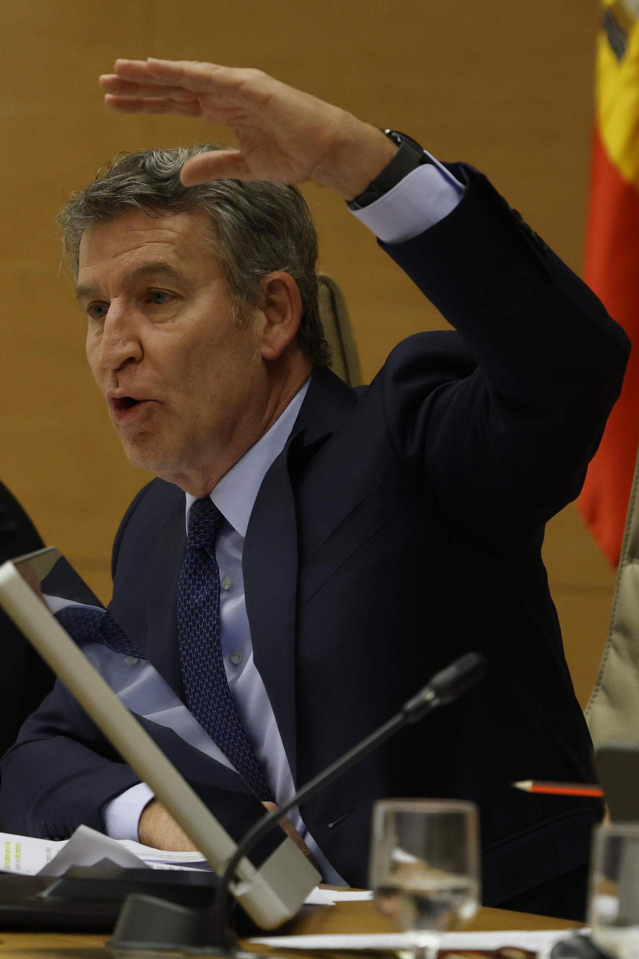 Un Feijóo bronco se defiende con el fantasma de ETA en un duro interrogatorio sobre la DANA