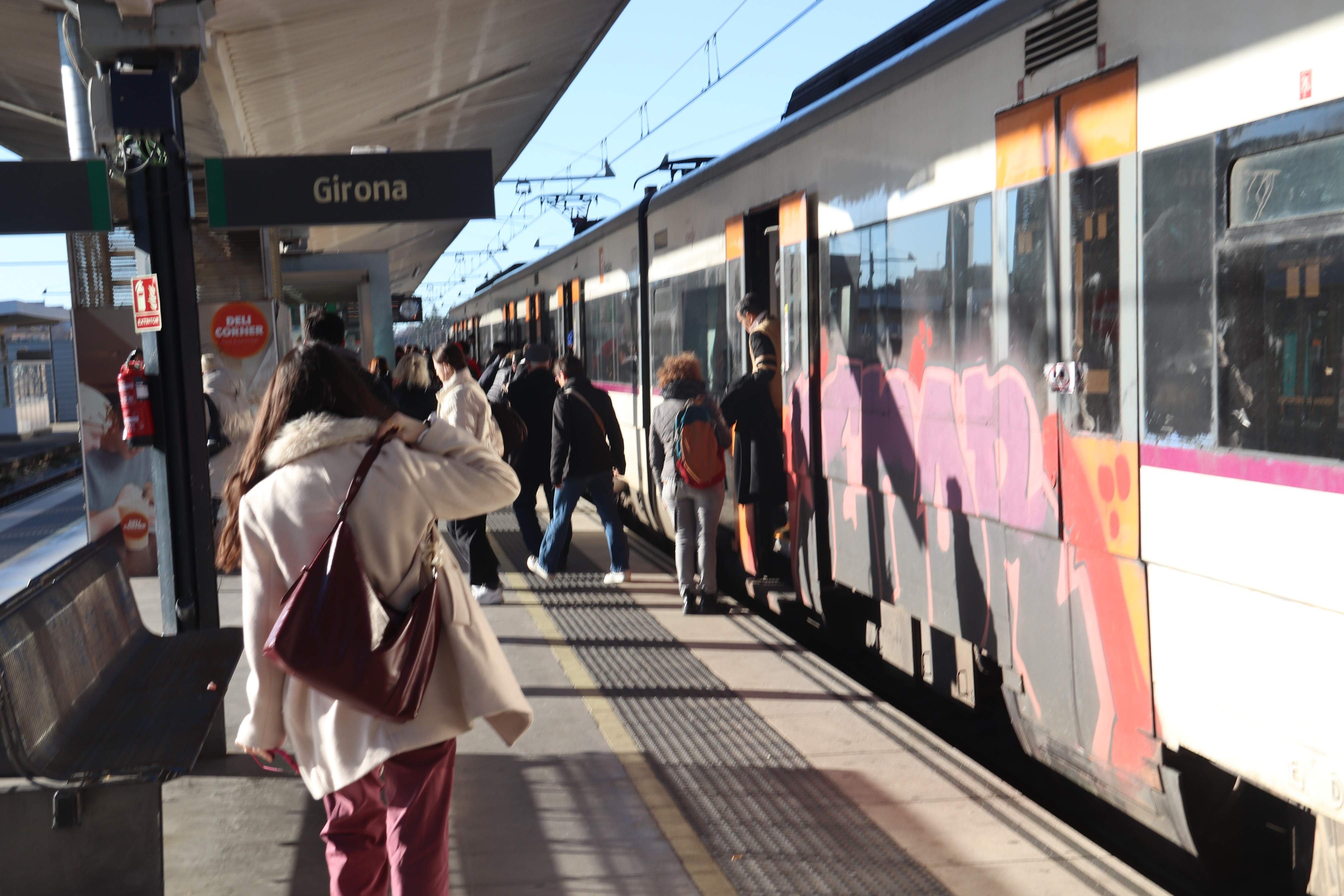 Matí de caos a Rodalies: dues incidències aturen el servei i es generalitzen els retards