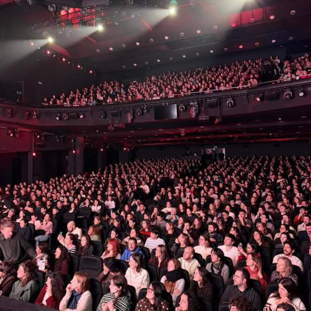 El Teatre Victòria ple de gom a gom / Instagram