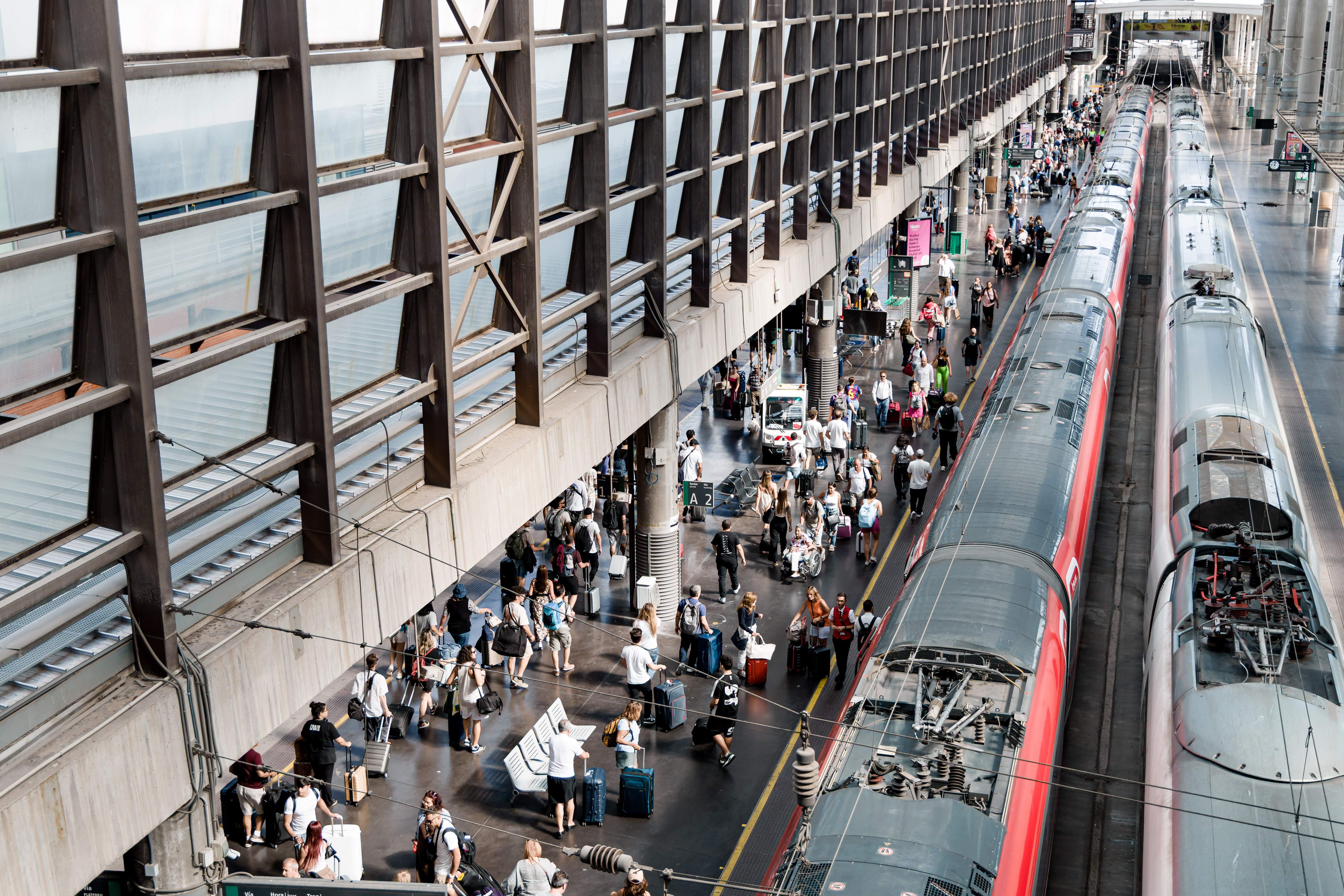 Renfe, Iryo y Ouigo pactan que el trayecto de los AVE Madrid-Barcelona se alargue 25 minutos