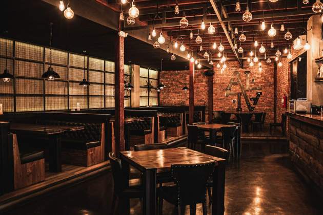 Salir a cenar suele alargar la hora / Foto: Unsplash