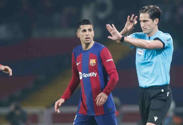 Munuera Montero, davant Joao Cancelo, l'àrbitre de l'Albaceta Barça d'ahir a la Copa del Rei