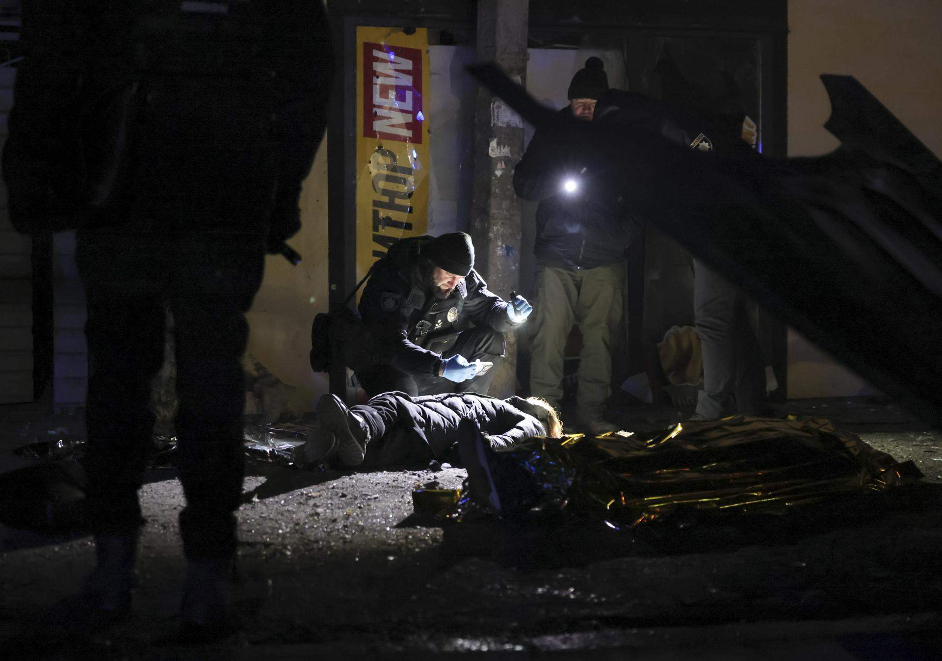 Zelenski acusa a Rusia de romper la tregua y de utilizar el frío como arma de guerra