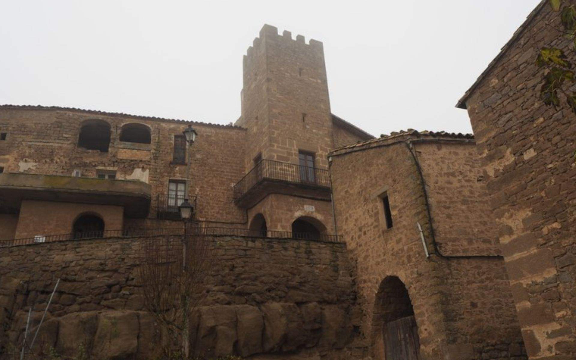 El castell medieval al bell mig de Catalunya que amaga una llegenda fosca i poca gent coneix
