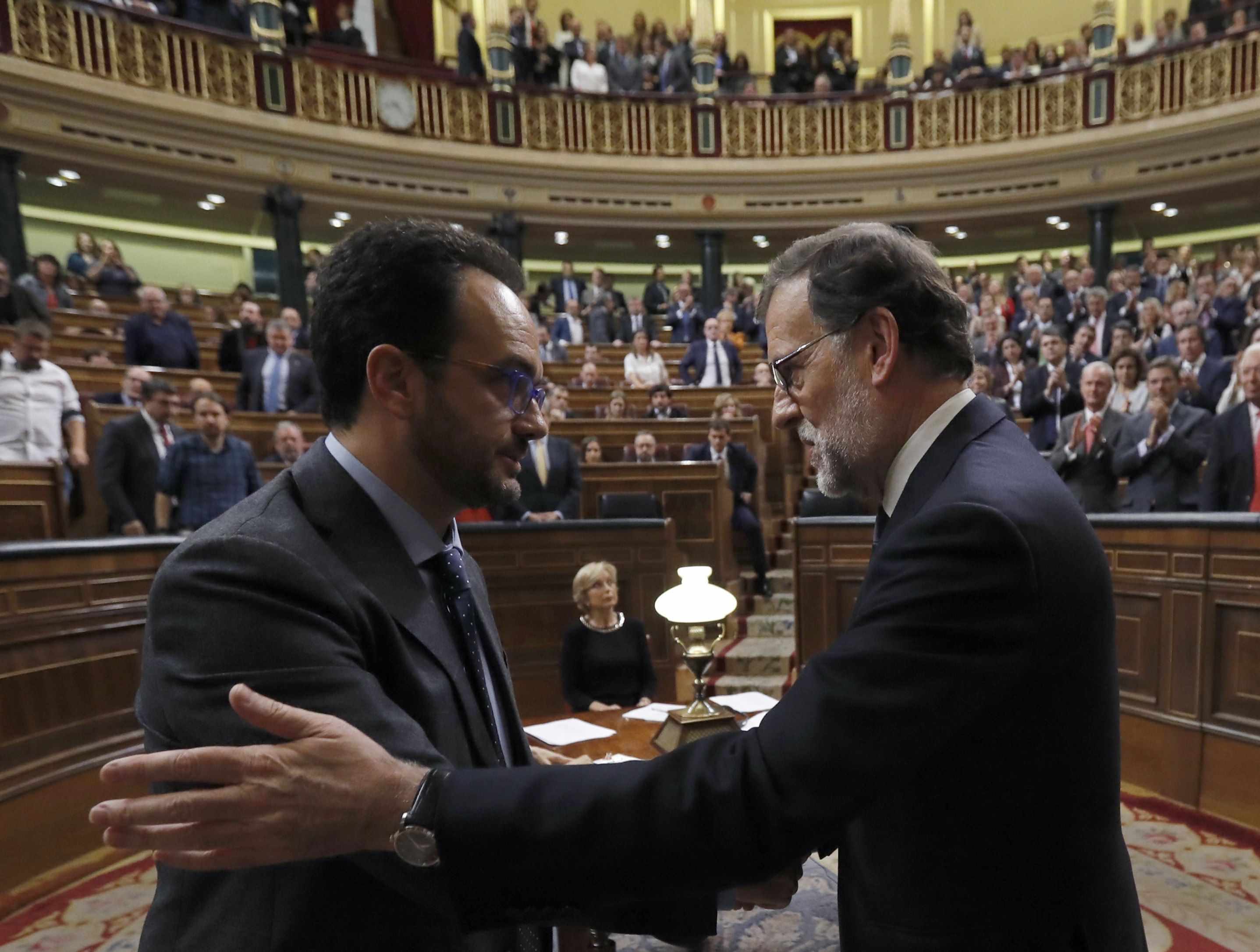 El PSOE se hunde, Podemos hace 'sorpasso' y el PP se refuerza