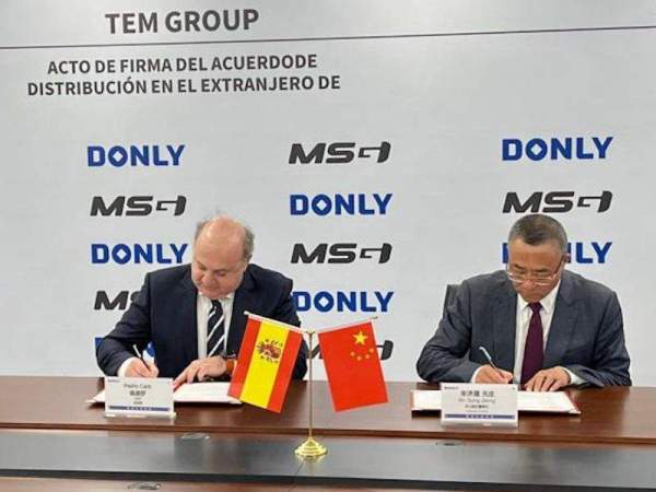 El fundador i director de TEM Group, durant la firma amb el responsable de l'empresa xinesa Donly.