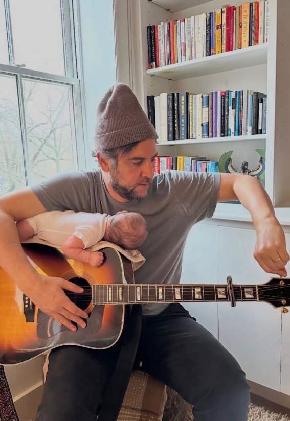 Josh Radnor, tocant li cançons al seu fill acabat de néixer IG