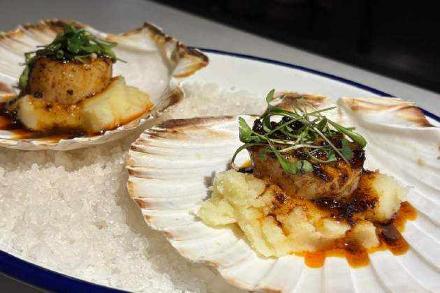 La vieira, sobrasada y lima kaffir del Martinet Foto Marta Garreta