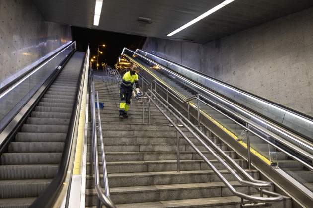 Nuevo contrato de limpieza en el metro de Barcelona, tareas de limpieza para vall d'hebron / Foto: Carlos Baglietto