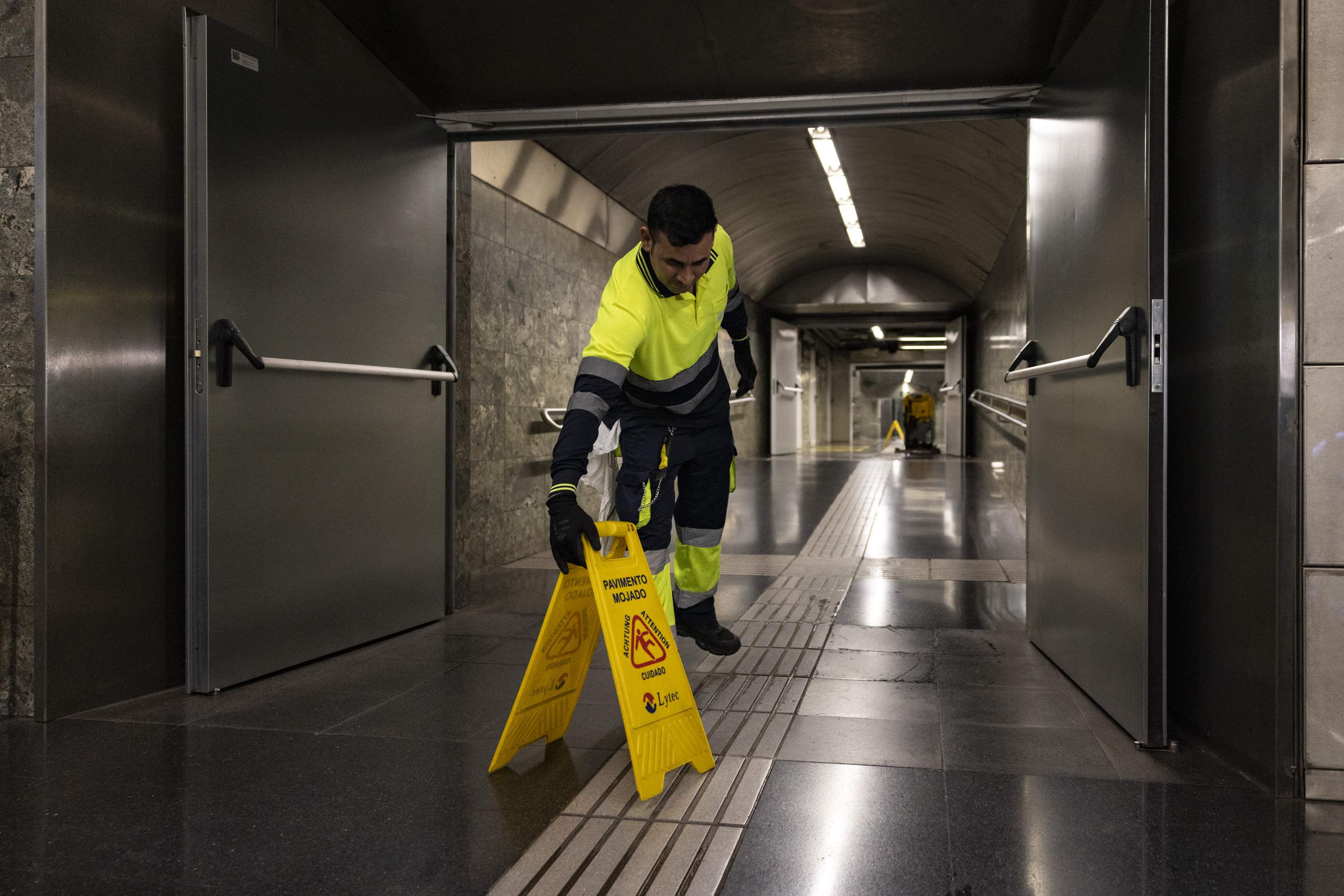 El Metro que no se ve: así se limpian trenes y andenes cada madrugada