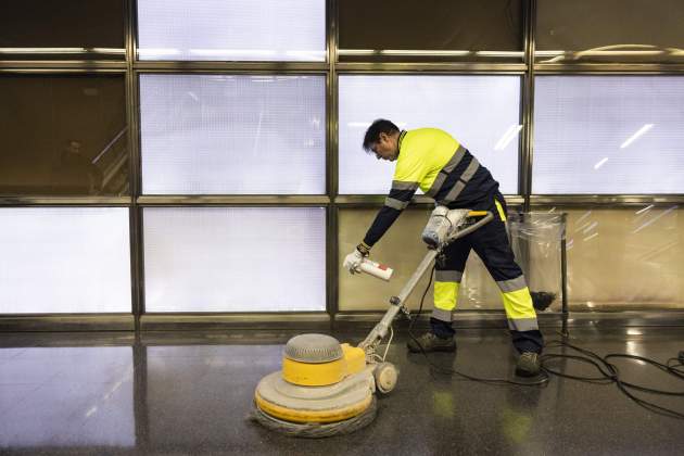 Nuevo contrato de limpieza en el metro de Barcelona, tareas de limpieza para vall d'hebron / Foto: Carlos Baglietto