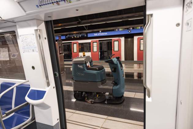 Nuevo contrato de limpieza en el metro de Barcelona, tareas de limpieza para vall d'hebron / Foto: Carlos Baglietto