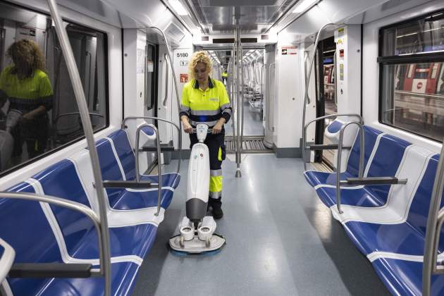 Nuevo contrato de limpieza en el metro de Barcelona, tareas de limpieza para vall d'hebron / Foto: Carlos Baglietto