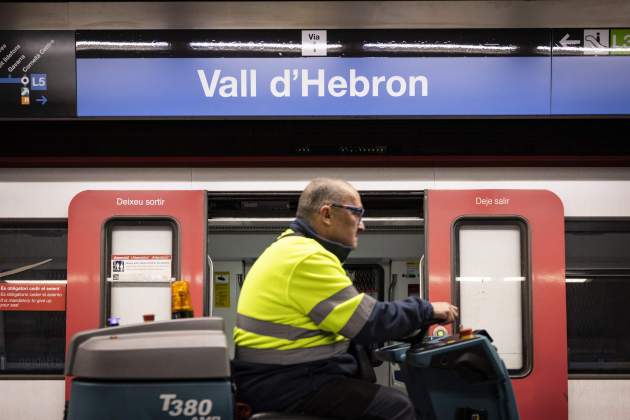 Nuevo contrato de limpieza en el metro de Barcelona, tareas de limpieza para el vall d'hebron / Foto: Carlos Baglietto Nuevo contrato de limpieza en el metro de Barcelona, tareas de limpieza para el vall d'hebron / Foto: Carlos Baglietto