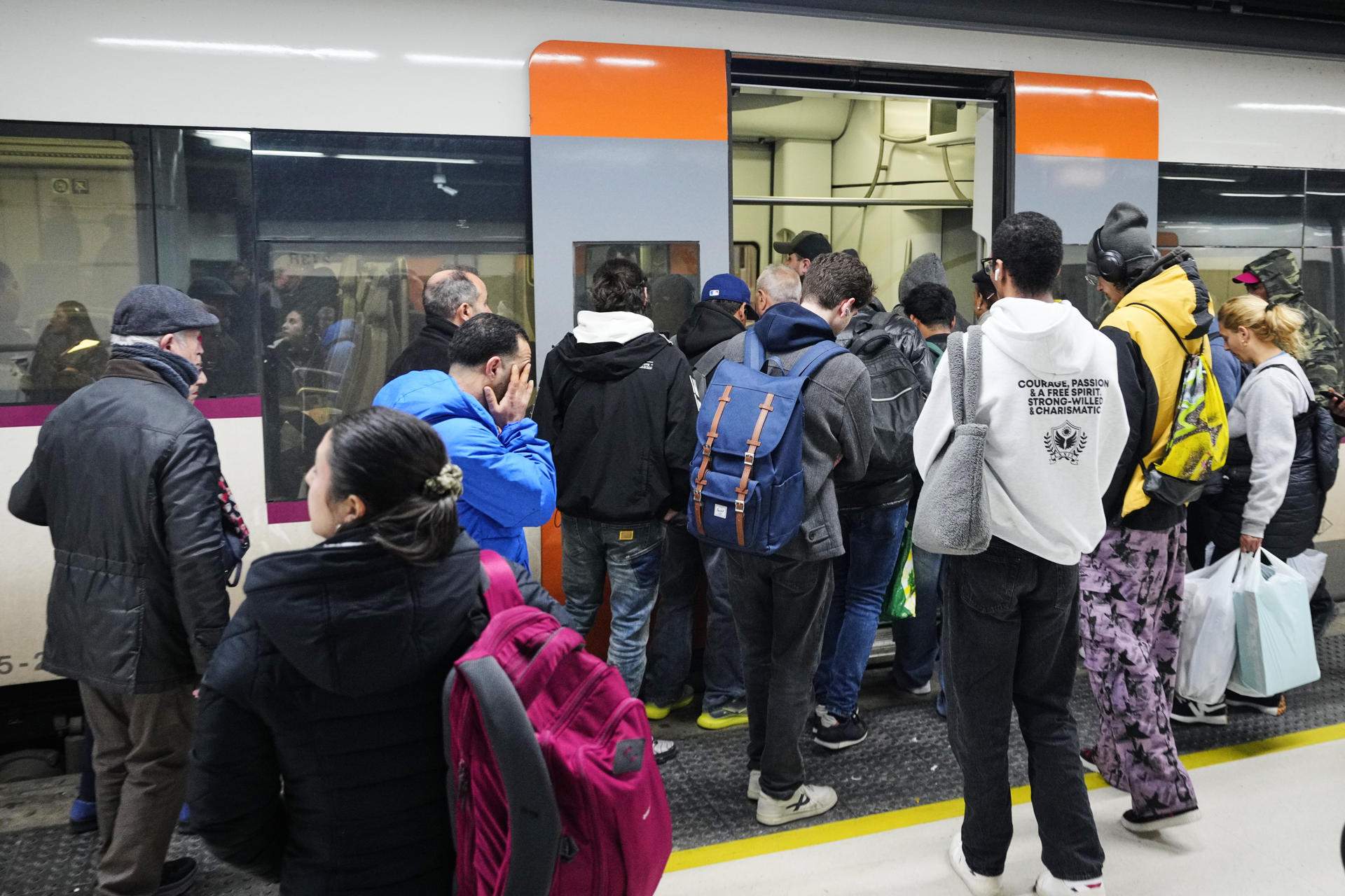 Els usuaris de Rodalies, escèptics davant les promeses de millora del servei: "És tapar forats"