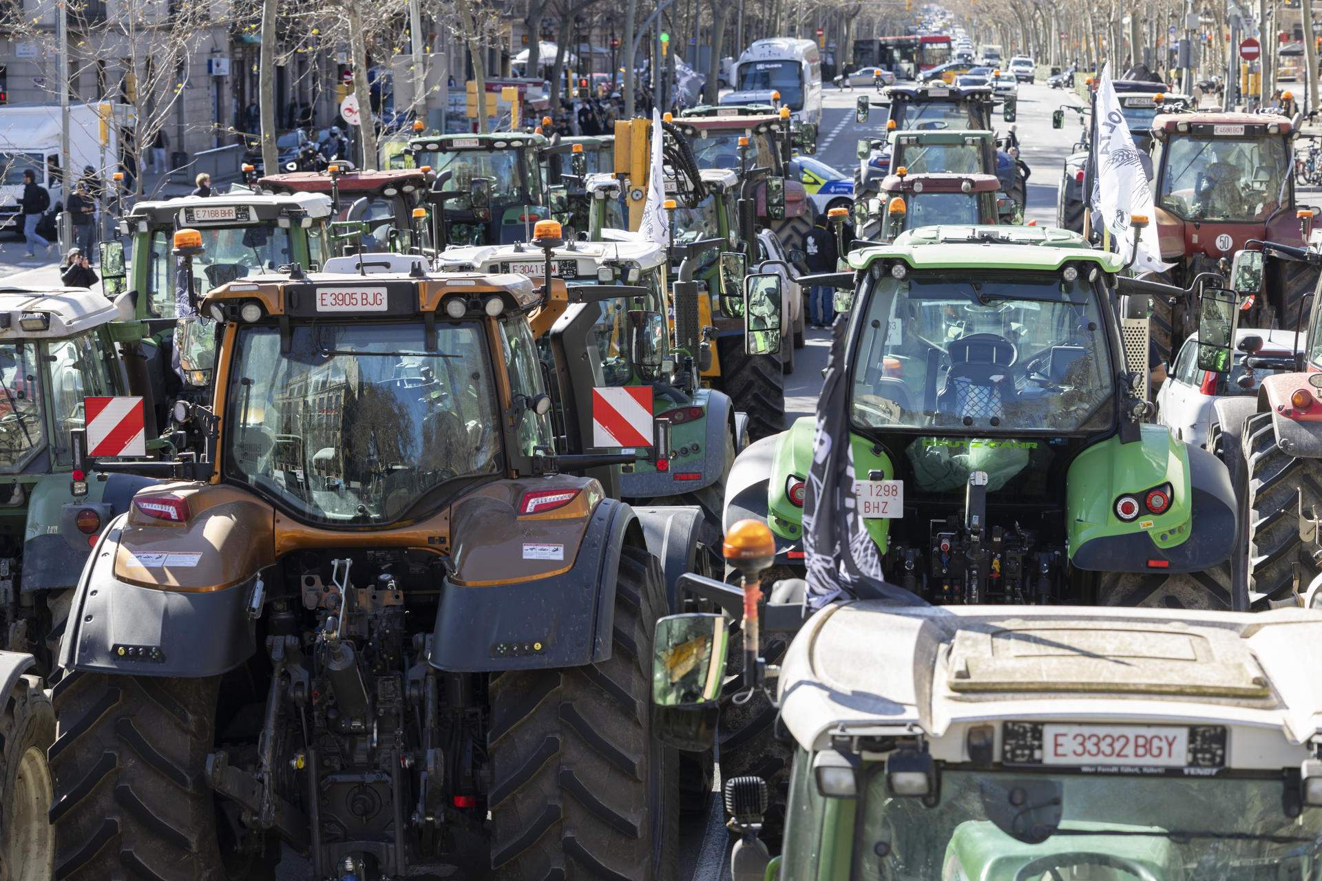 Los agricultores se instalan en la Gran Via de Barcelona para pasar allí la noche: "Venimos a hacer pedagogía"