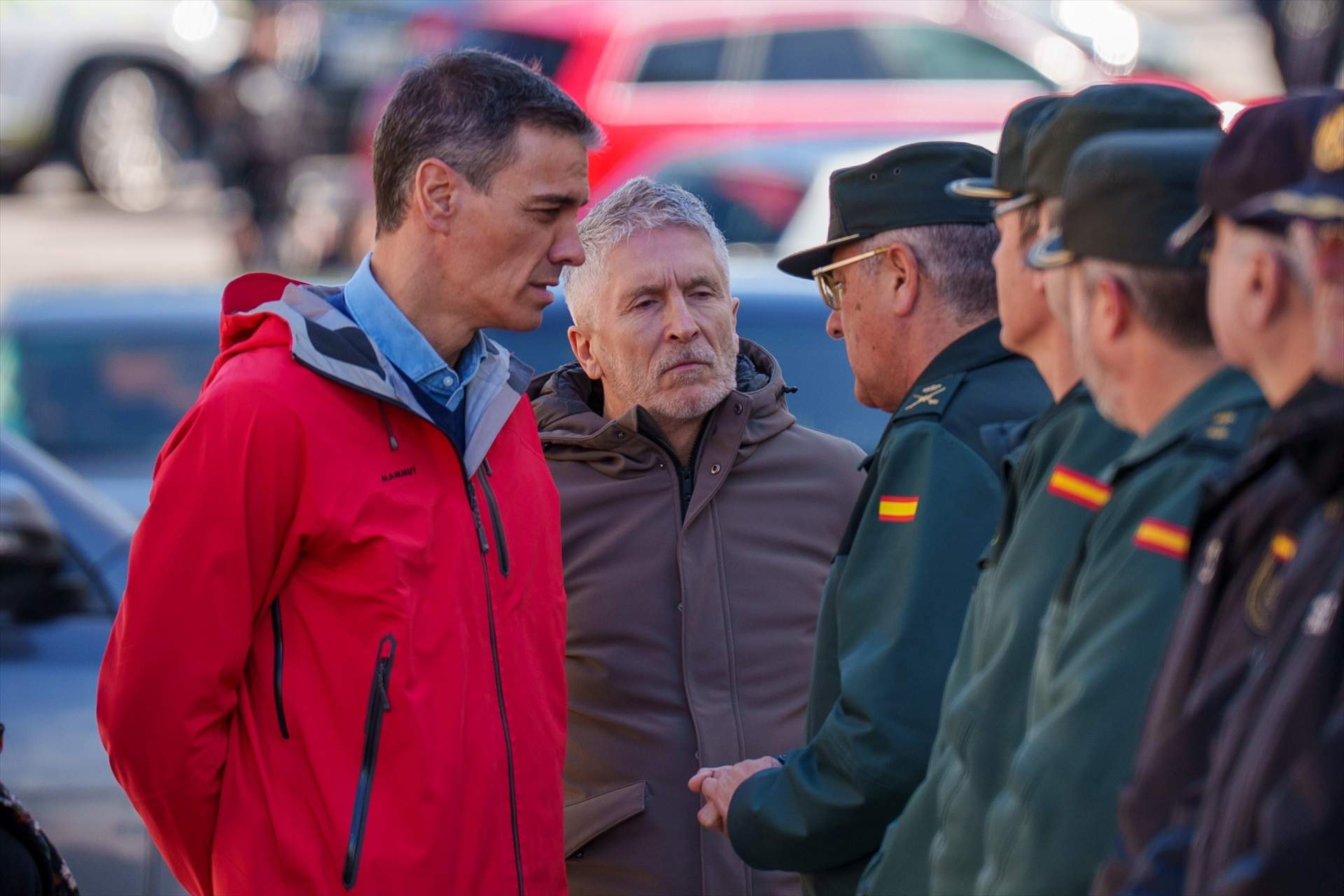 Sánchez aterriza en San Roque entre gritos de los vecinos y avisa de "días largos" por la nueva borrasca