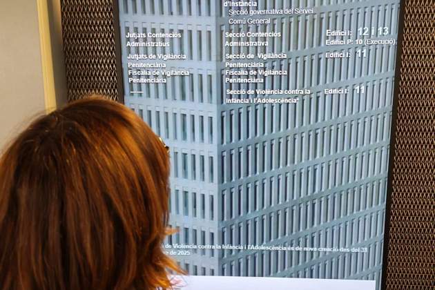 Ciutat de la Justícia de Barcelona. Cartell informatiu. Tribunals d'Instància. Secció de Violència contra la Infància i l'Adolescència.