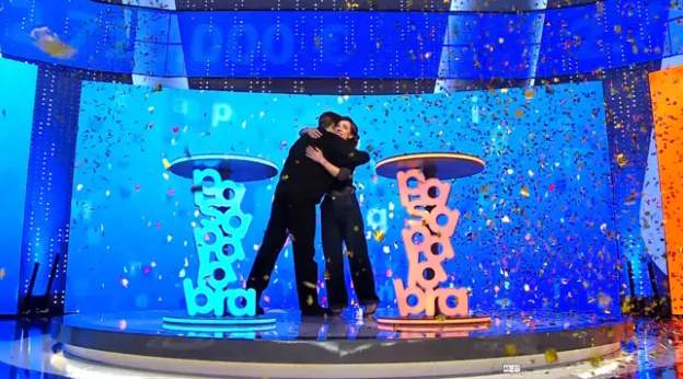 El Manu abraçant la Rosa en el moment de proclamar se guanyadora a 'Pasapalabra' Antena 3