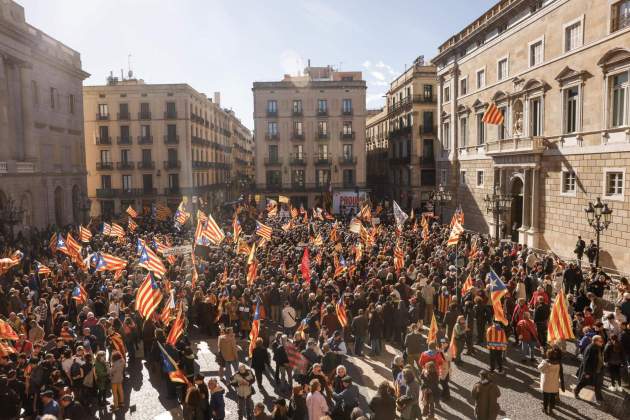 La plaza Sant Jaume llena de manifestantes independentistas por Rodalies / Carlos Baglietto