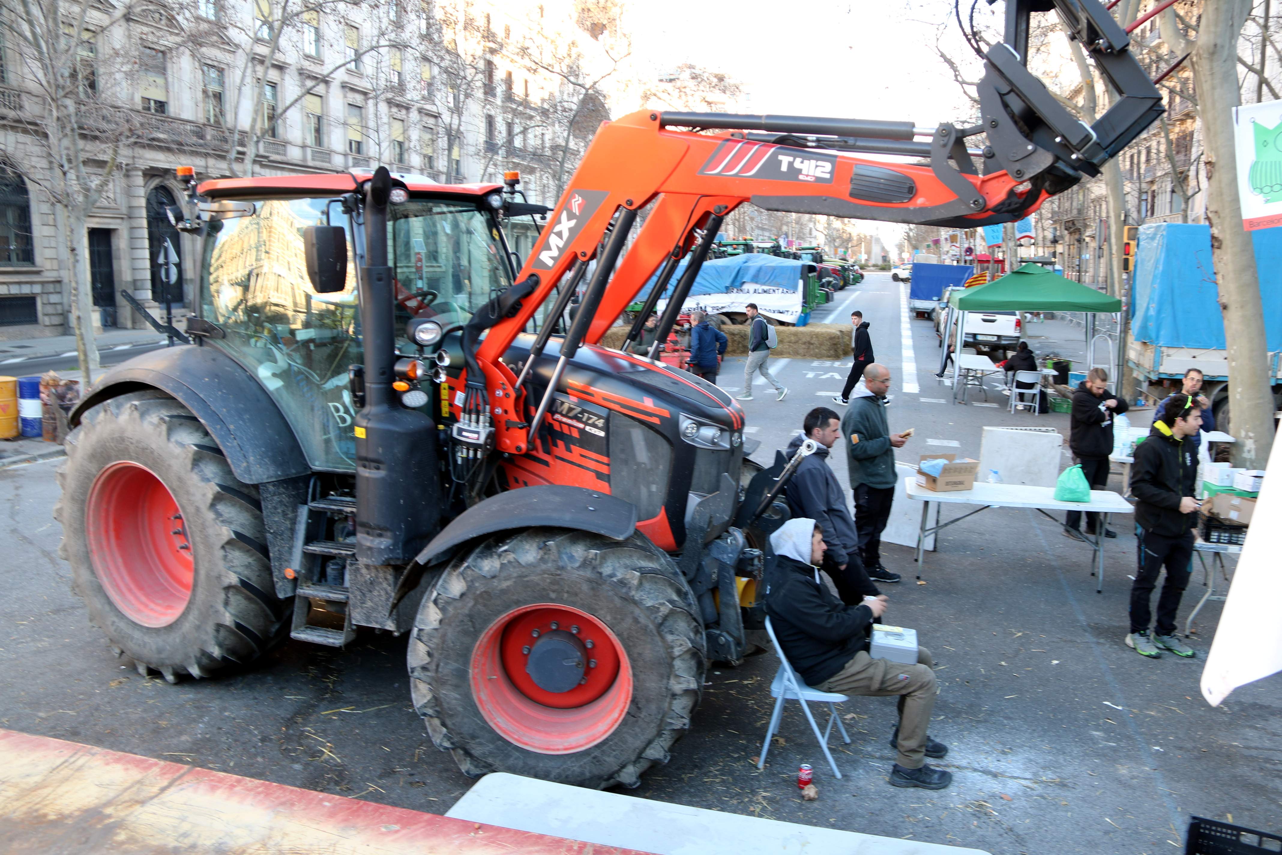 Una cincuentena de agricultores han pasado la noche en la Gran Vía (ACN)