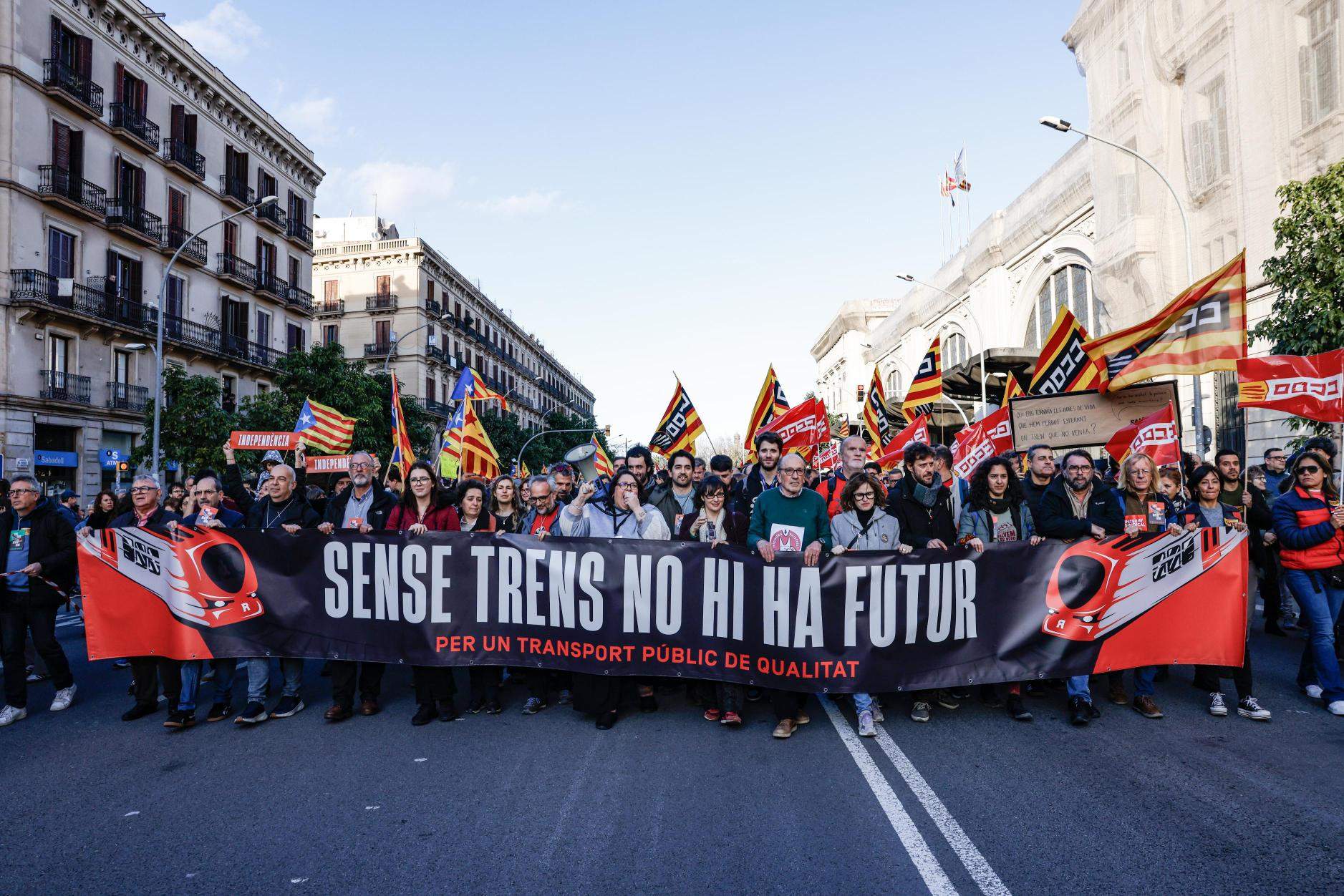 Usuarios se hartan de Rodalies y suben el tono contra Renfe y Adif: "La movilidad en Catalunya es una mierda"