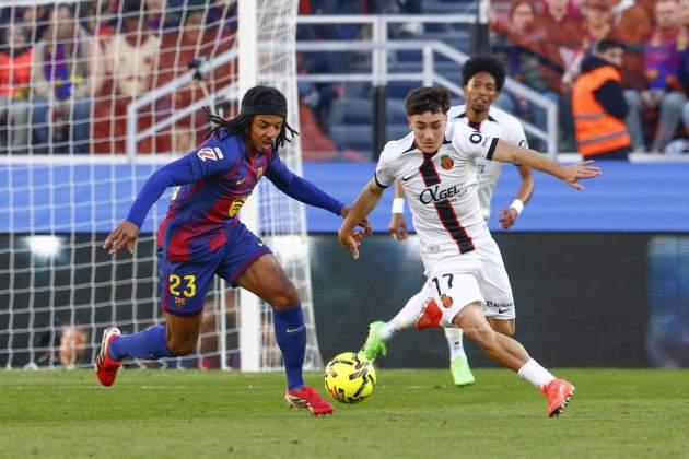 Kounde y Virgili, durante el Barça - Mallorca / Foto: EFE
