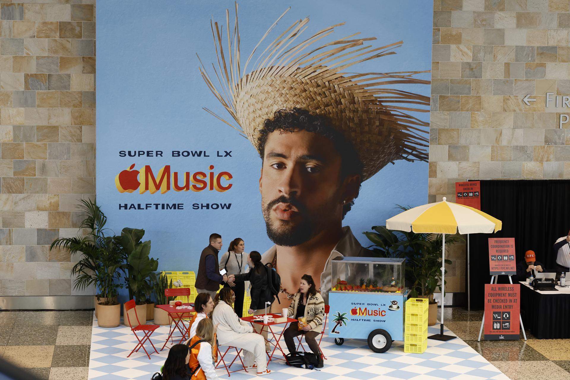 Carteles anunciando el 'halftime show' de Bad Bunny en la Superbowl, patrocinado por Apple Music (EFE)