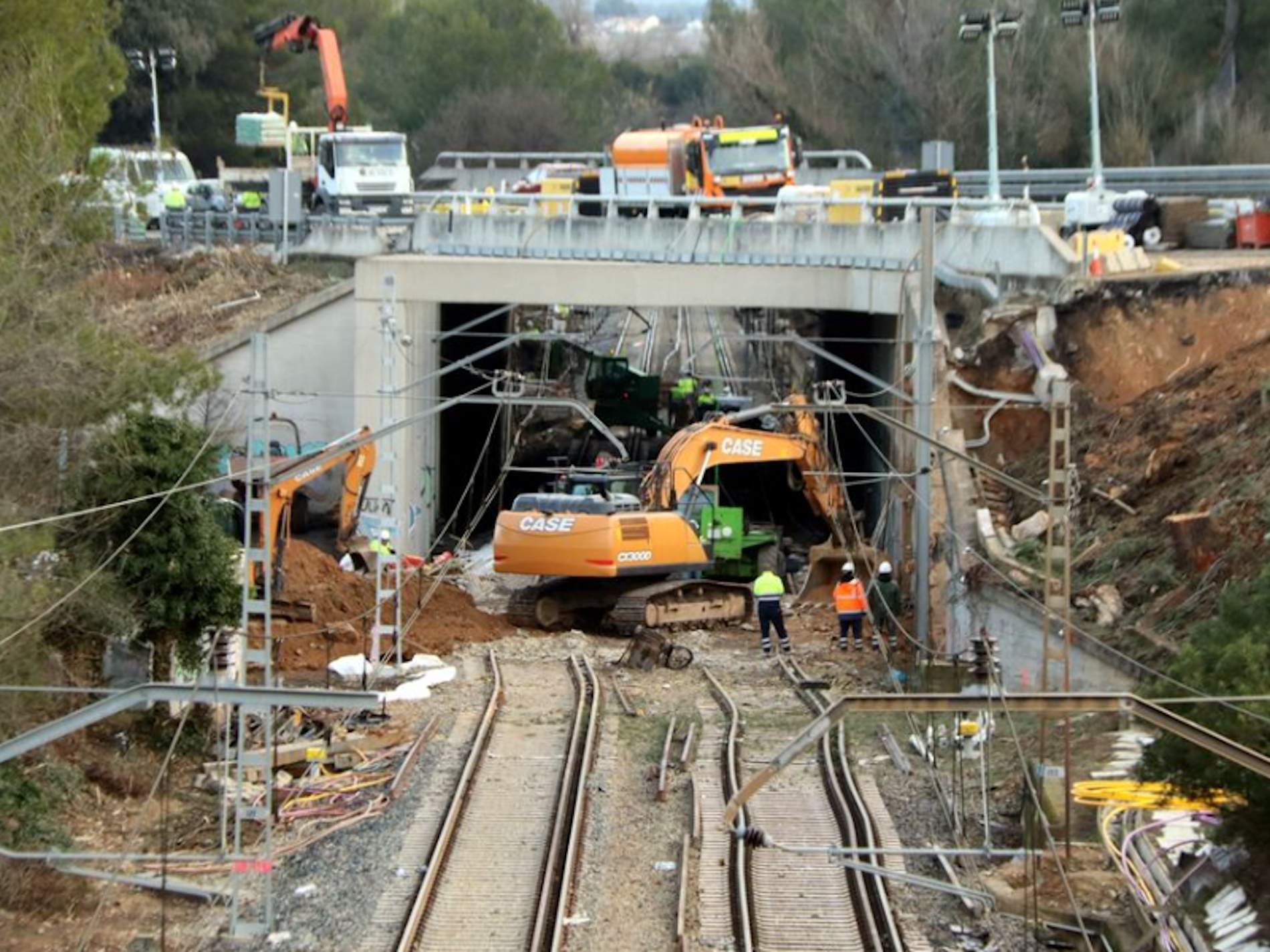 Les obres de reparació del talús que va provocar l'accident a l'R4 i va afectar l'autopista AP7 (ACN)