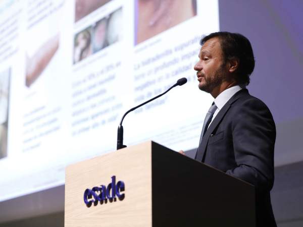 El presidente y consejero delegado de Almirall, Carlos Gallardo, en una conferencia en Esade. 