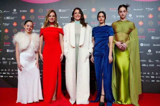 Carla Quílez, Maria Molins, Nora Navas, Maria Arnal y Laura Weissmah, las cinco presentadoras de la gala Foto ACN, Joan Mateu Parra