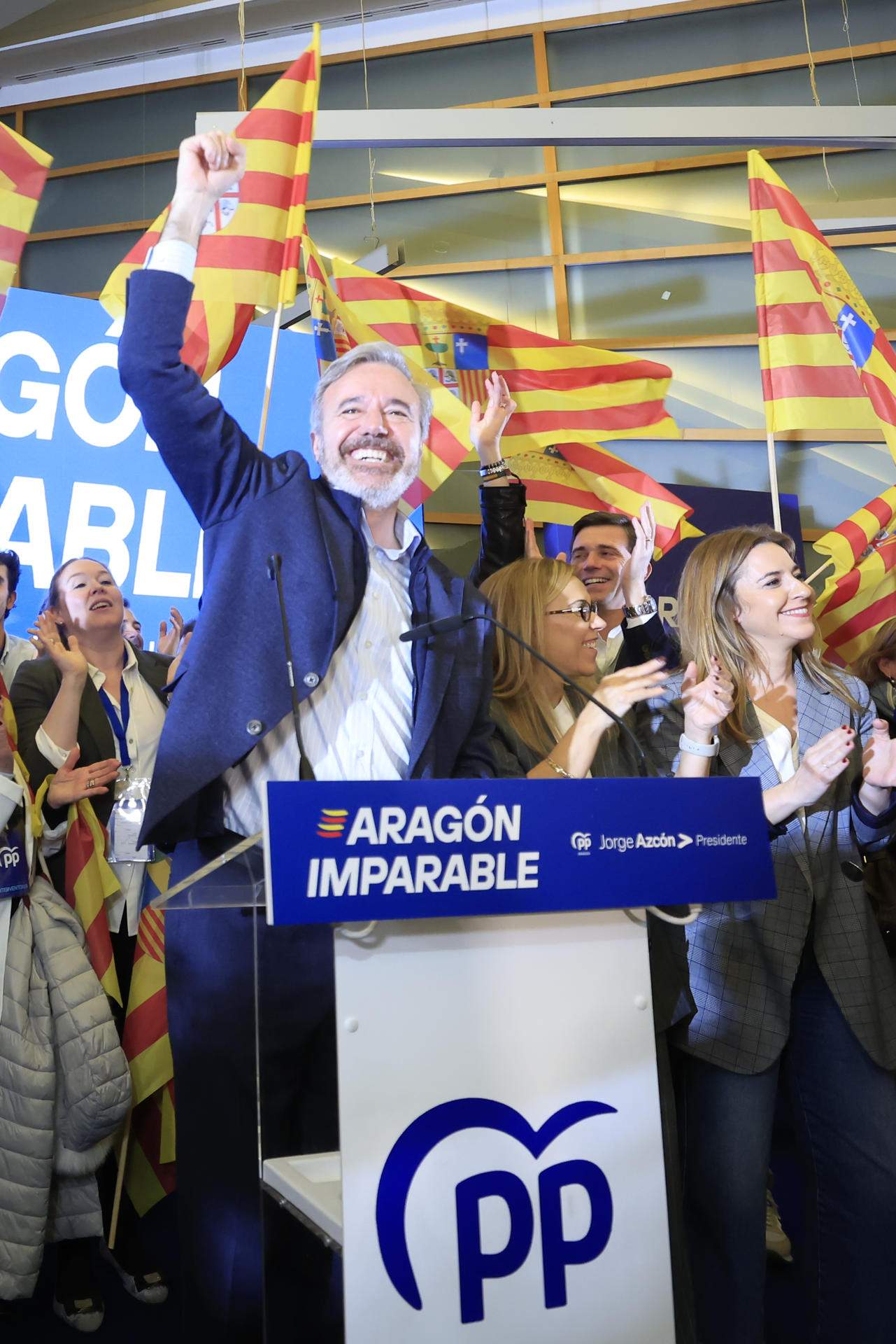 El PP gana a la baja en Aragón y dependerá de un Vox en auge, mientras el PSOE se derrumba