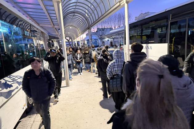 Cues estació autobusos Vilanova i la Geltru vaga maquinistes ACN
