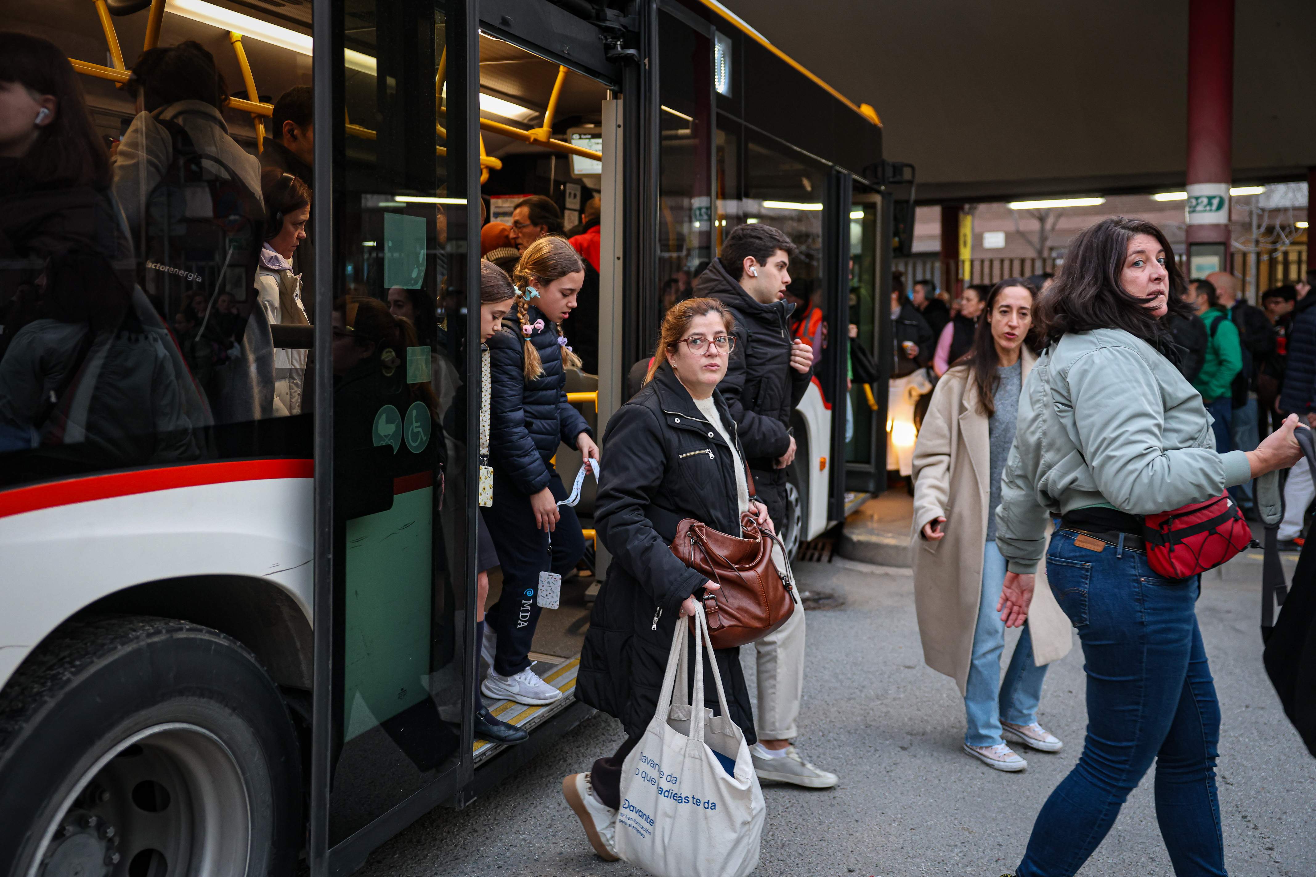 Junts pedirá exigir un nivel B1 de catalán para el personal del transporte público interurbano