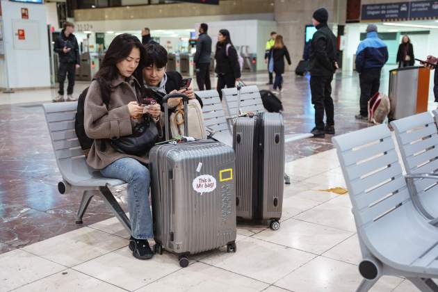 Turistas despistados en la estación de Sants huelga maquinistas ACN