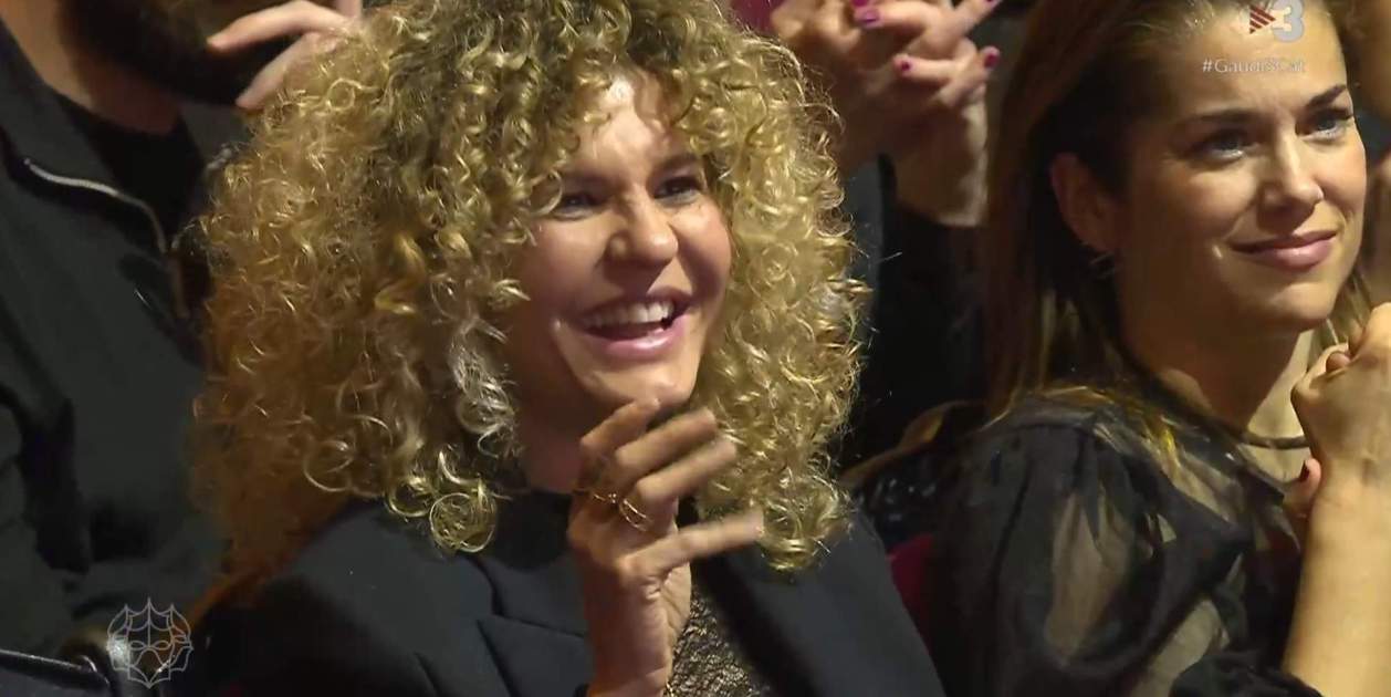 Sheila Casas en los Premios Gaudí 2026, escuchando el discurso de su hermano  / 3Cat