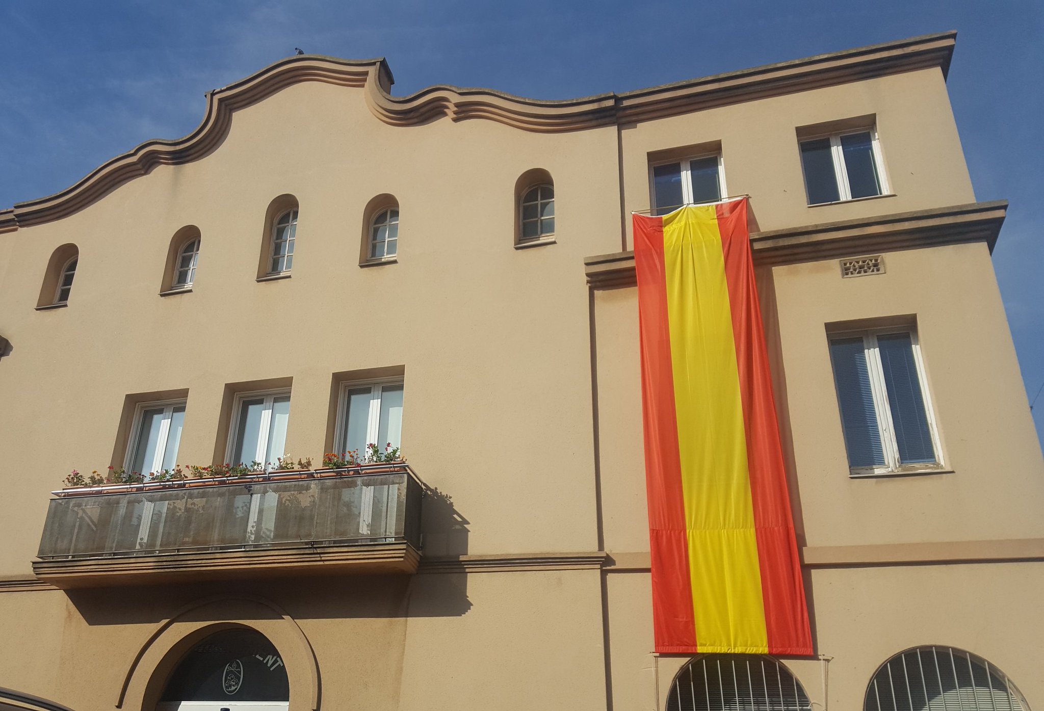 El PSC cuelga una 'rojigualda' en la fachada del ayuntamiento de Vilanova del Camí